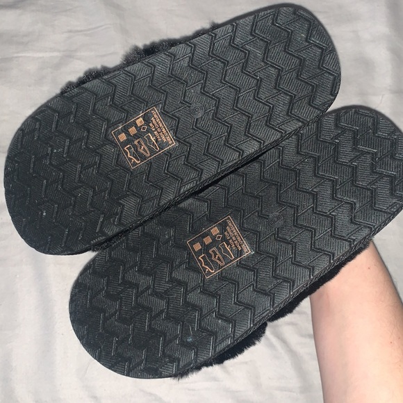 Black fuzzy slippers - Picture 2 of 2